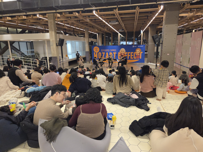 어린 아이를 동반한 부모들을 위한 매트와 쿠션의자