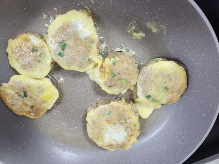 아빠와 아이가 함께 만든 동그랑땡이 노릇하게 익어가고 있다.