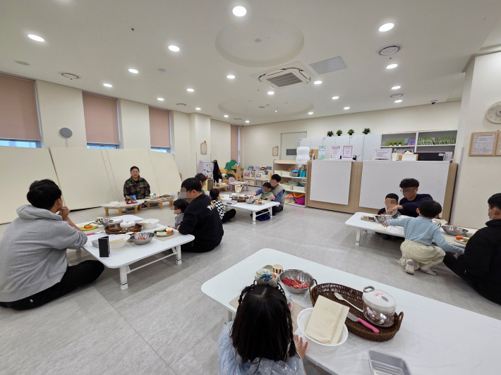 수원시 영통구 아이사랑놀이터 영통점에서 '아빠와 함께하는 오감요리 쿠킹클래스'가 진행되고 있다.