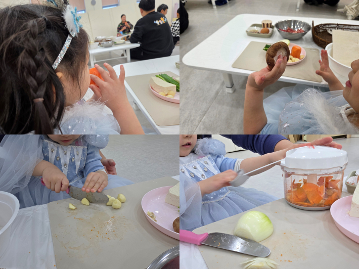 아이가 채소와 버섯의 냄새와 촉감을 직접 느끼며 식재료를 탐색하고 안전 칼과 수동 초퍼를 사용해 채소를 썰고 다지는 활동을 하고 있다.