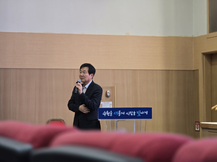 양형준 수원시 평생학습과장이 2026년 수원 평생학습 정책 방향과 시민 참여 방안을 설명하고 있다.