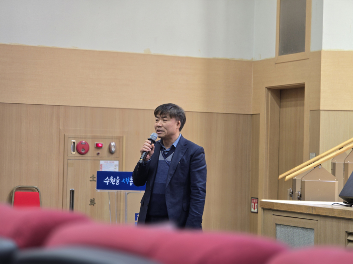 노병진 수원시 농업기술과장이 농업기술 분야 평생학습 사업을 설명하고 있다.
