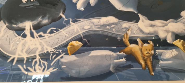 여기저기 구름 공장을  헤집고 다니는 강아지 모습