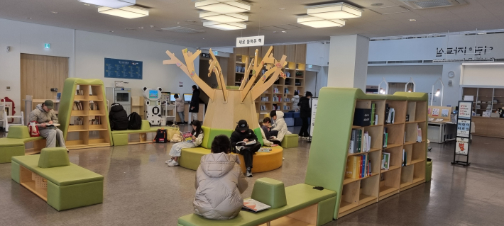 어디든 편하게 앉아 책을 볼 수 있으니 행복이다