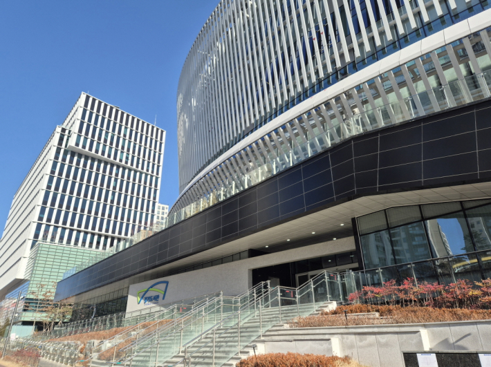 경기도청 앞 도담뜰 겨울놀이터에서 경기도서관으로 자연스럽게 이어지는 이동 동선이다.