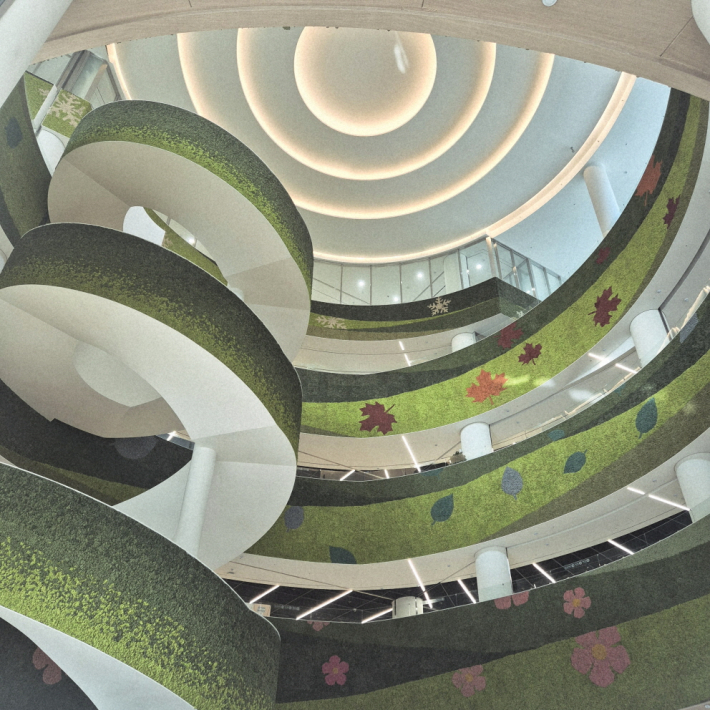 중앙으로 이어지는 계단은 한 그루의 나무처럼 공간의 중심을 단단히 지탱하고 있다.