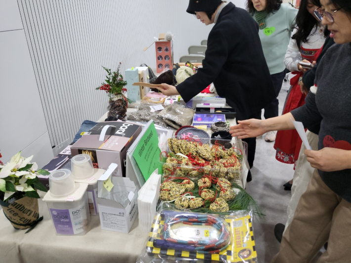 수수랑 봉사자들은 수목원 해설 및 수목관리, 정원관리 뿐만아니라 새의 모이들을 만들어 파는 바자회를 열기도 한다.(자원봉사자의 날 바자회 모습)