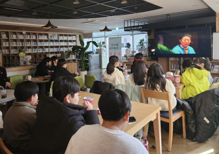 새마을문고에서 영화를 보고있는 아이들 모습