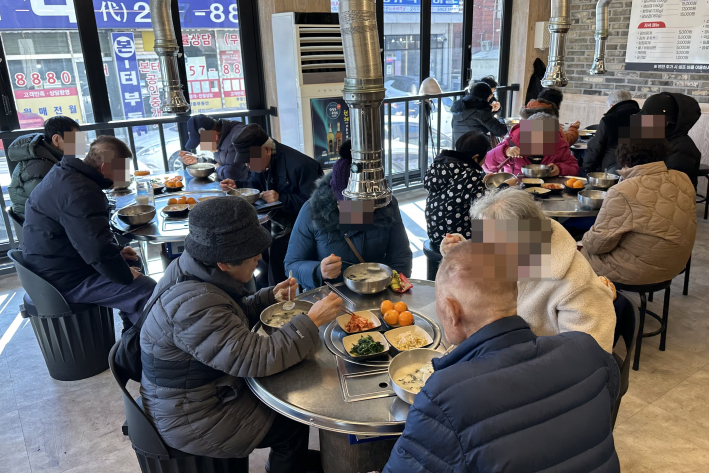 조원1동 마을만들기협의회에서 설을 맞아 어르신들에게 떡국을 대접하고 있다.