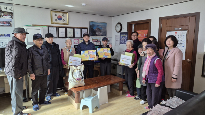 설 명절 맞아 경로당에 사랑의 물품을 전달했다.