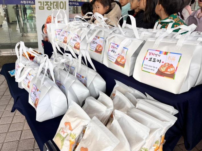 법무부보드미어린이집 아이들이 정성껏 준비한 '김치명가 보드미' 선물세트가 수원구치소 김장데이 현장에서 이웃을 위한 나눔을 기다리고 있다.