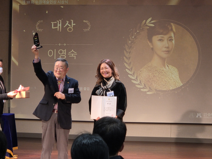 영예의 대상을 받은 이영숙 소프라노. 오현규 수원예총 회장이 상패를 들어 보이고 있다.