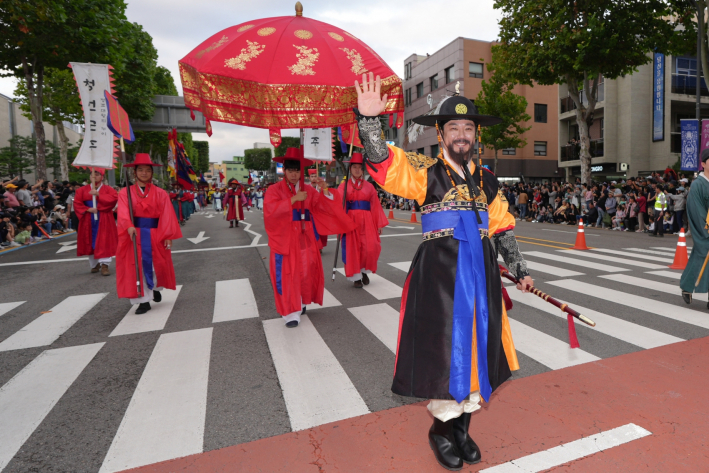 수원시는 설 연휴 기간 동안 수원화성행궁에서 정조대왕 캐릭터를 만날 수 있는 '행궁 타임슬립' 사업을 진행한다.(정조대왕능행차 자료 사진)