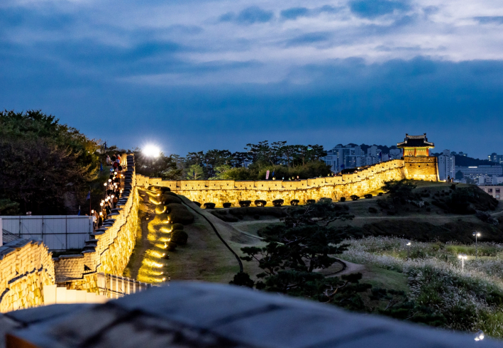명절에 가족들과 함께 산책하기 좋은 수원화성 성곽 풍경.