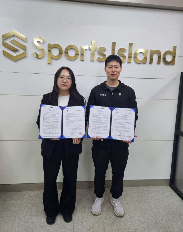 수원시‧(주)스포츠아일랜드 관계자가 협약식 후 기념촬영을 하고 있다.