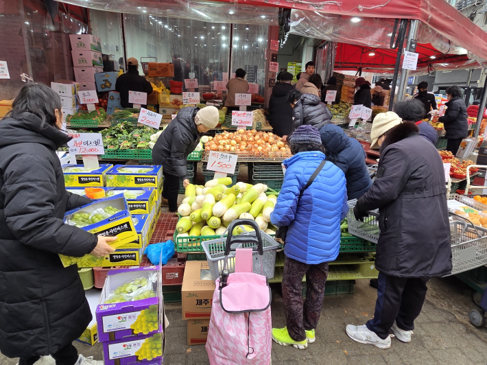 수원정자애누리시장에서 설 명절 먹거리를 준비한 시민들