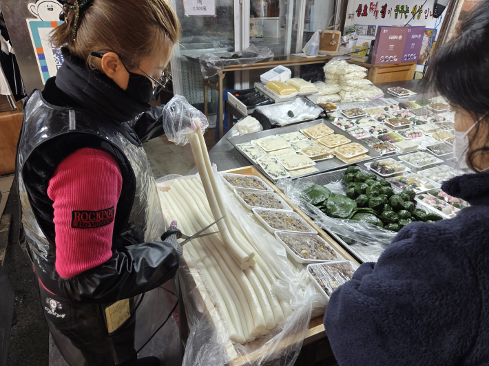설날 아침에 온 가족이 둘러앉아 먹을 떡국