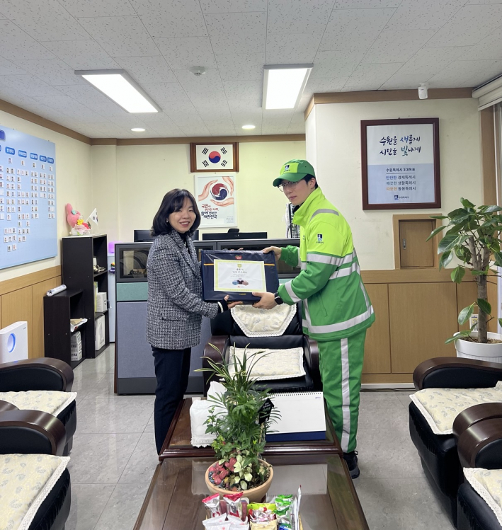 수원종로교회 환경관리원 격려물품 전달