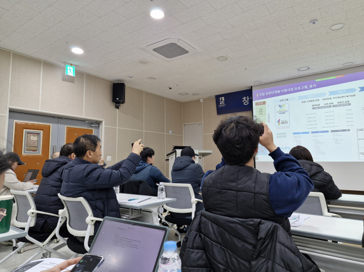 참가자들이 휴대전화나 컴퓨터를 이용해 강의 내용을 꼼꼼히 담고 있다. 