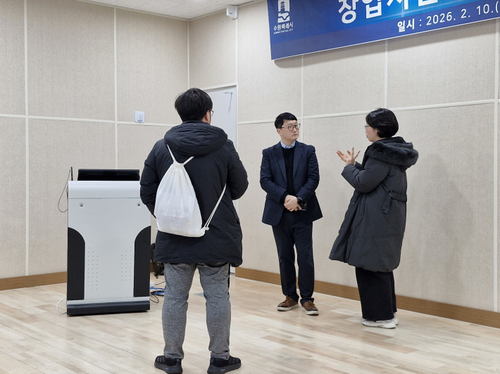 강의가 끝나고 청년(예비) 창업자들이 현장에서 상담하고 있다. 