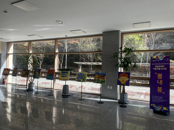 2025년 11월 화서다산도서관에서 진행한 발달장애인 미술 작품 전시 사진