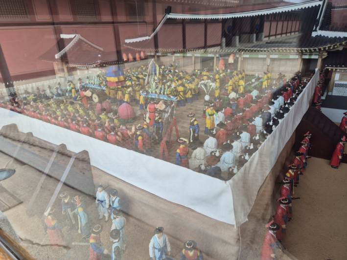 모형으로 다시 만나는 진찬연, 잔칫날의 분위기가 한눈에 들어온다.