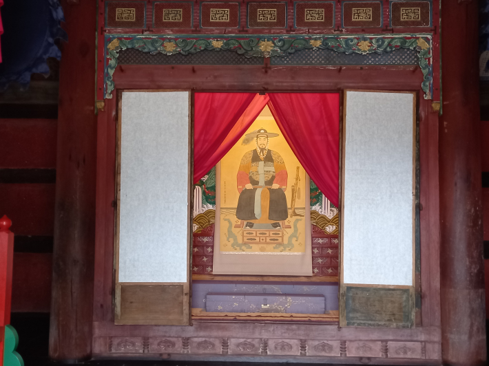 화성행궁 옆 화령전에 가면 정조대왕을 만날 수 있다. 