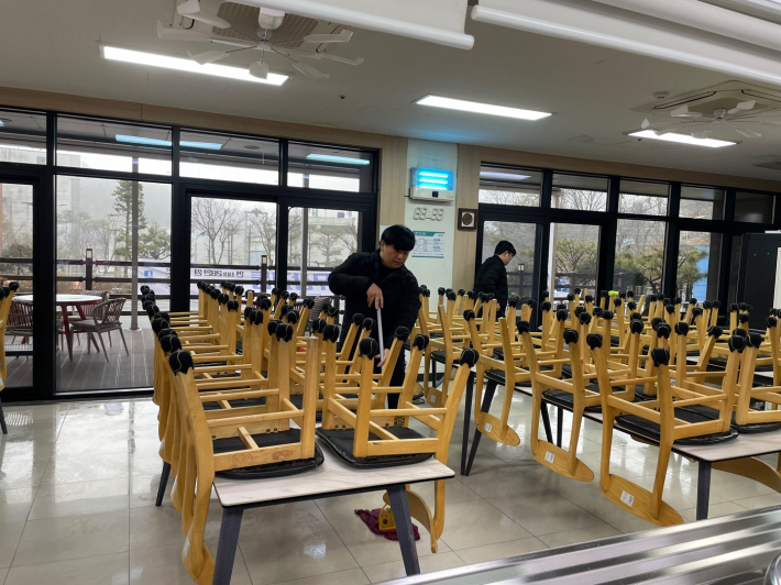 가축위생방역지원본부 경기도본부 직원들이 복지시설 식사 공간 청소를 실시하고 있다.