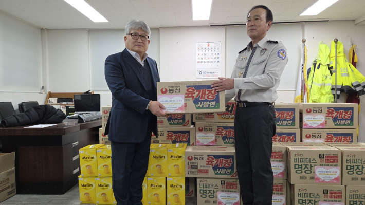 후원 물품을 전달한 '서종창 한국노총 수원지역지부 의장'
