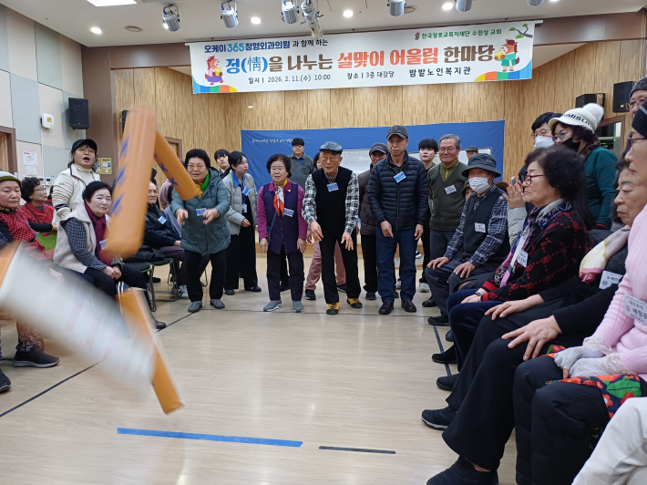 윷이 높이 비행하는 아름다운 전경