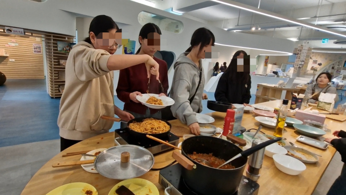 파스타를 접시에 담아내고 있다