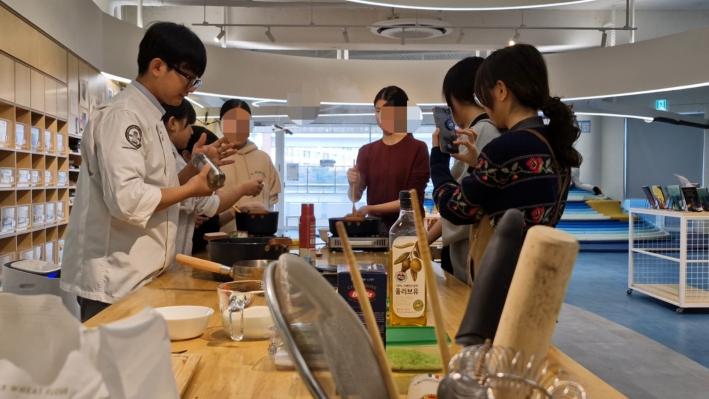 박기중 캡틴이 소스를 설명하고 있다.