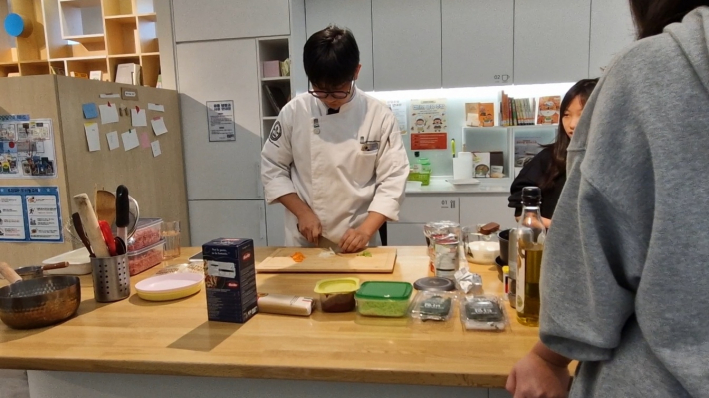 라구 소스 만드는 재료를 채 썰고 있다