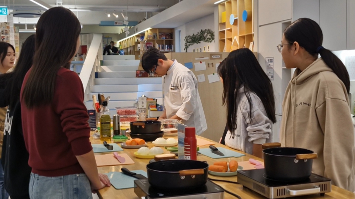 야채 썰기의 얇게 써는 방법을 시범 보이고 있는 박기중 캡틴