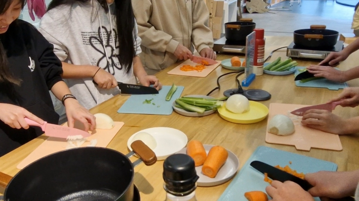 실습생들에게 제일 힘들었던 야채 썰기를 하고 있다