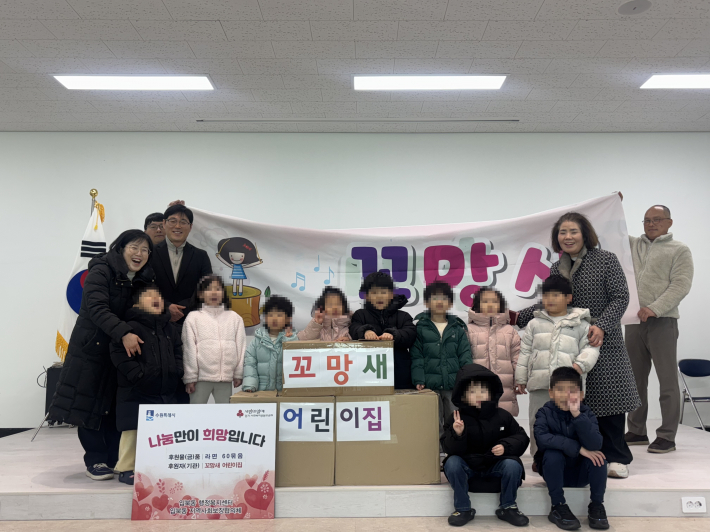 [입북동] 당수동 꼬망새 어린이집 원아들의 고사리손 온정 …'사랑의 라면'기탁