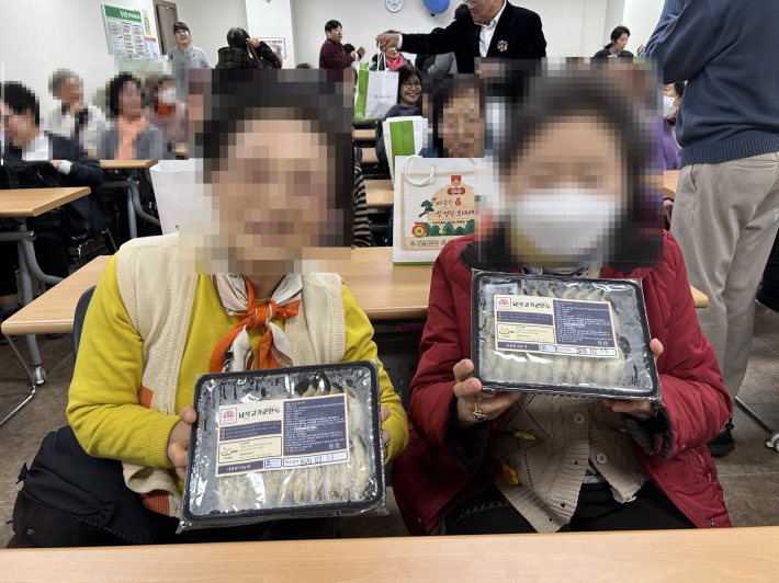 후원받은 만두 50세트는 지역사회 내 저소득 취약계층 어르신 50명에게 전달되었다.