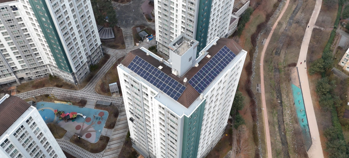'아파트 알이(RE)100 옥상형 태양광 시범사업'이 추진된 와이시티아파트 전경.