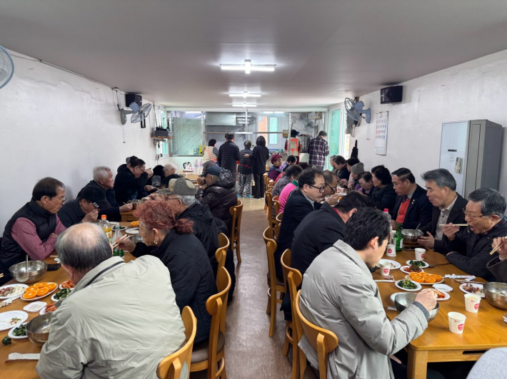 [세류2동] 새터경로당 설 명절 맞아 따뜻한 떡국 나눔