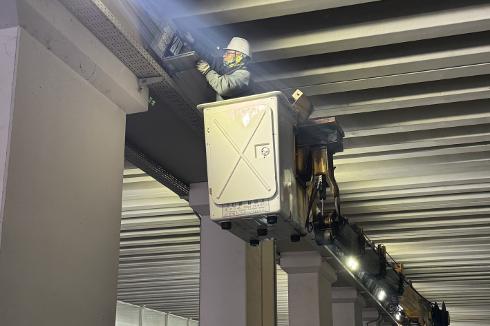 수원시 장안구에서 대유평지하차도 조명시설을 보수하고 있다.