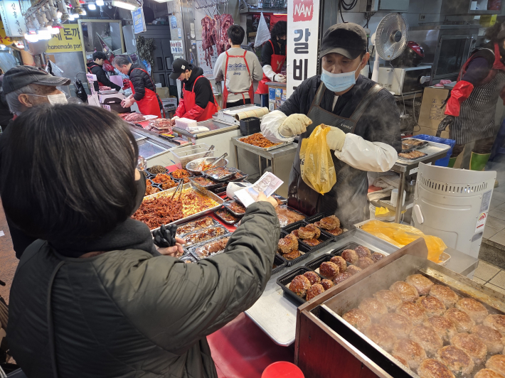 행궁동 직원들이 못골종합시장에서 장보기를 하고 있다. 
