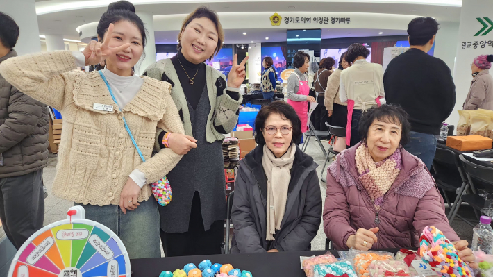 수원시니어클럽 팀장(왼쪽에서 2번째)과 광교노인복지관 담당자들이 '광교꼼지락매듭공방' 부스에서 사진을 찍고 있다.