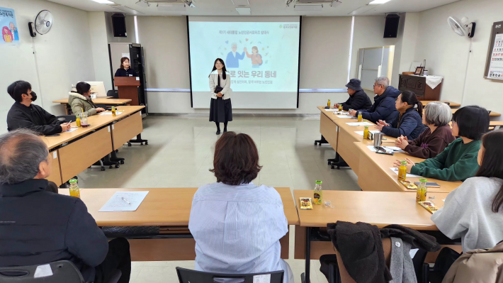 발대식에서 서향숙 부장이 서포터즈 활동 방향을 설명하고 있다.