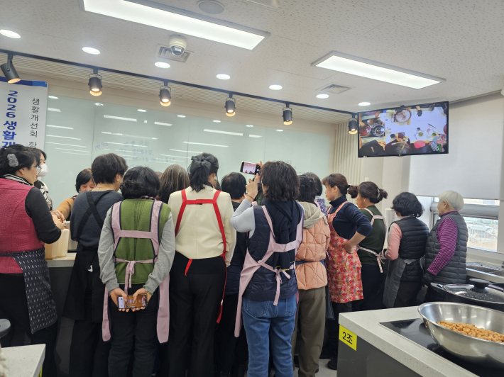 안현숙 강사의 시범요리를 숙지하는 수강생들