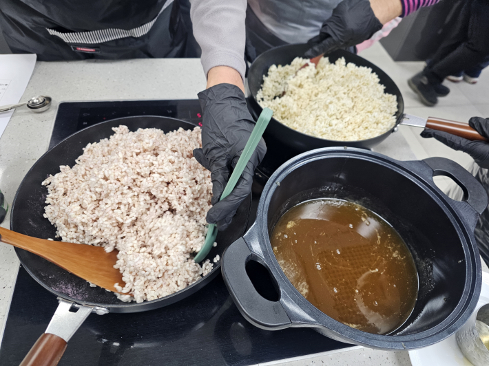 삼색 쌀강정을 만드는 모습