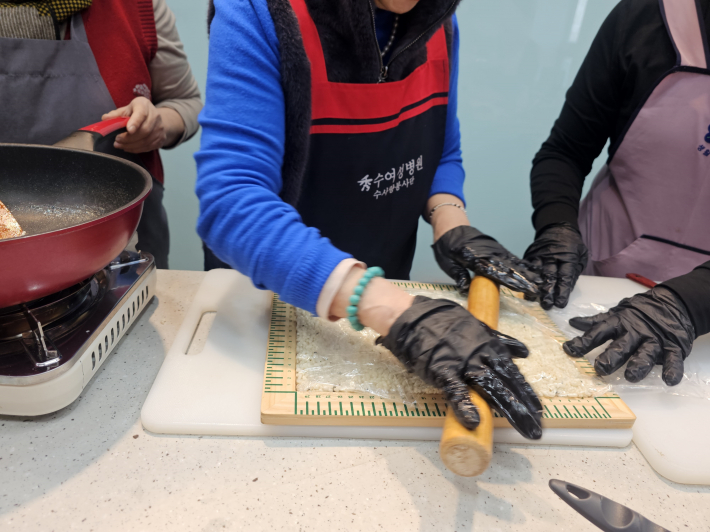 쌀 강정을 잘 자르는 과정