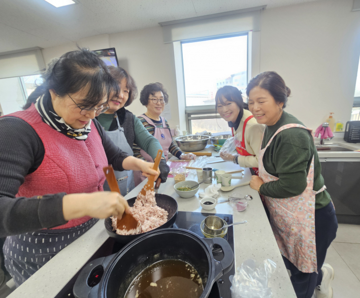 한과 만들기는 즐거워. 6조 조원들의 유쾌한 표정