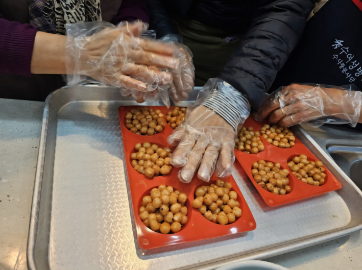 오란다 틀에 넣어 굳히는 모습