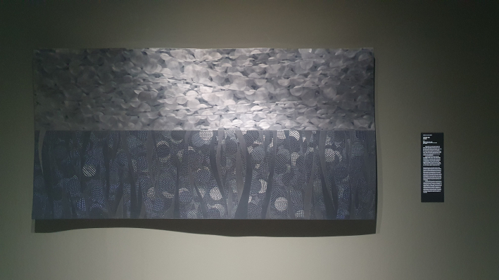 흑연과 그을음이 층층이 쌓여 만들어낸 입체적인 흑색 화면