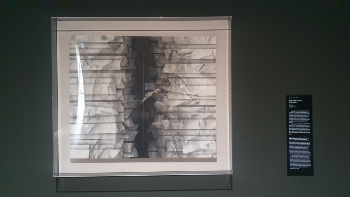 종이의 물성과 기억의 흔적을 결합한 최필규 작가의 작품